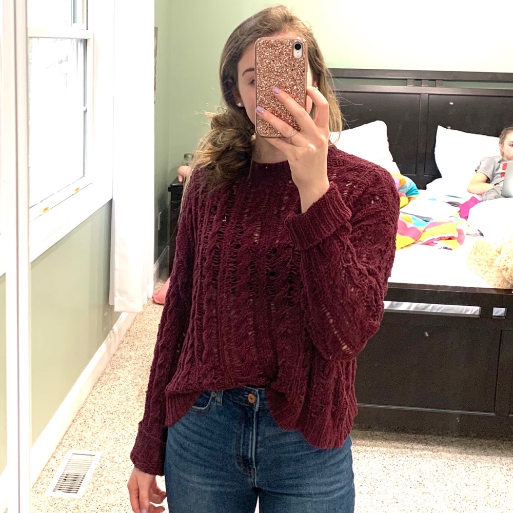 Burgundy AE sweater🌟